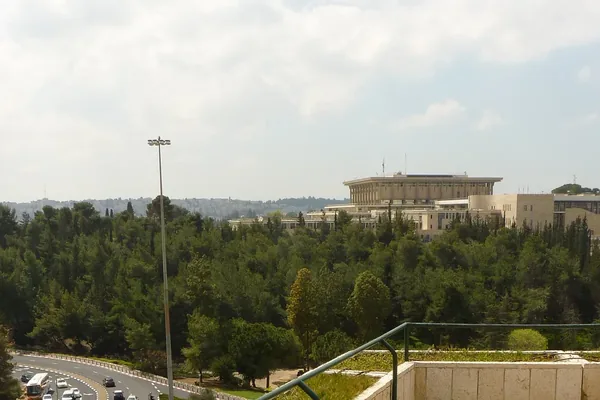 בניין הכנסת בירושלים, מבט מרחוק מעל העצים